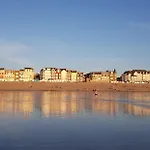 A 50m Reves Ensoleilles Les Bains De Lejlighed *